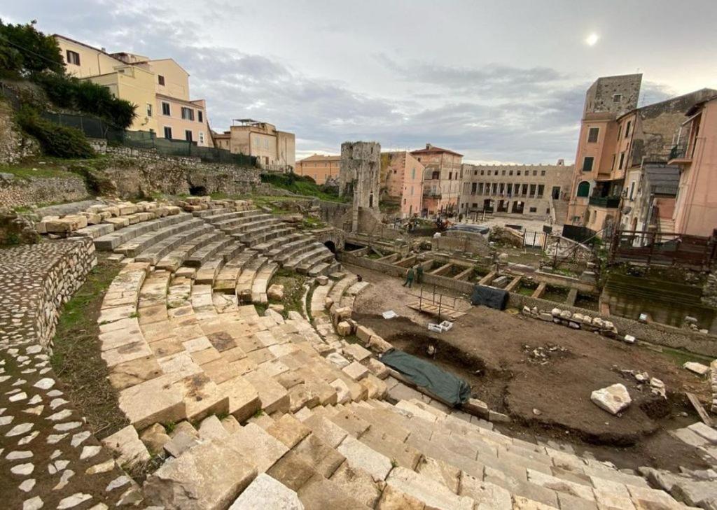 Luxury Suite - Teatro Romano - Duomo - Centro Storico Wi-Fi Terracina Eksteriør bilde